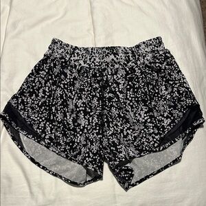 Lululemon LR Hotty Hot Shorts Sz 4